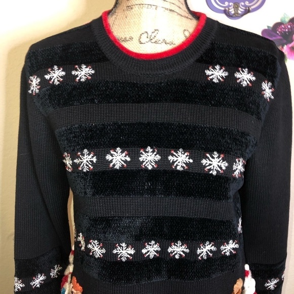 Vintage Derek Black with Snowflakes Crocheted Bottom Christmas Sweater Size S - Picture 3 of 7